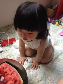 萌宝吃瓜现场,萌态百出，笑料连连