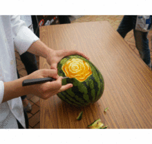 聚众吃瓜惊天大瓜图片,惊天大瓜事件现场直击!